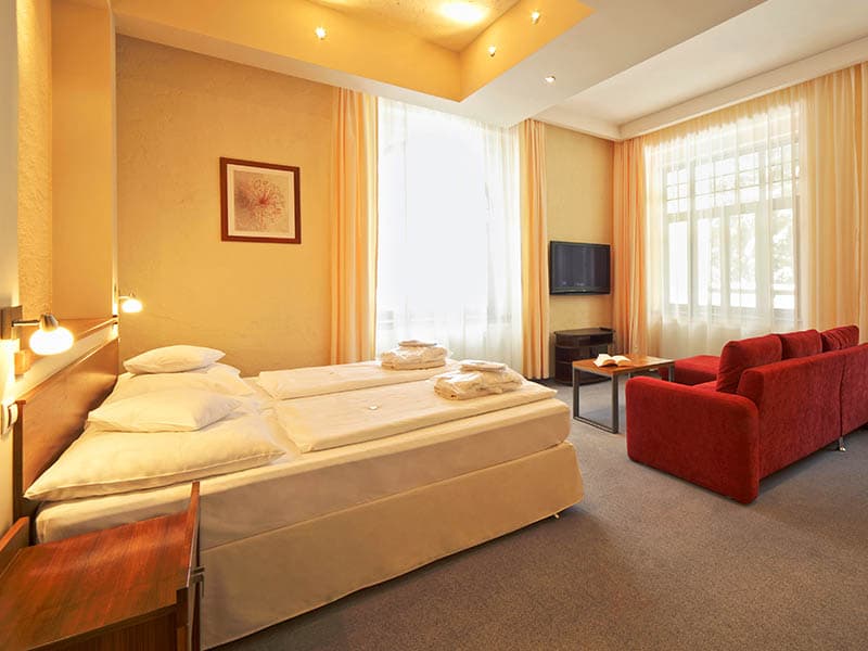 04. Dvoulůžkový pokoj de Luxe hotel ST. Moritz=Doppelzimmer de Luxe Hotel ST. Moritz