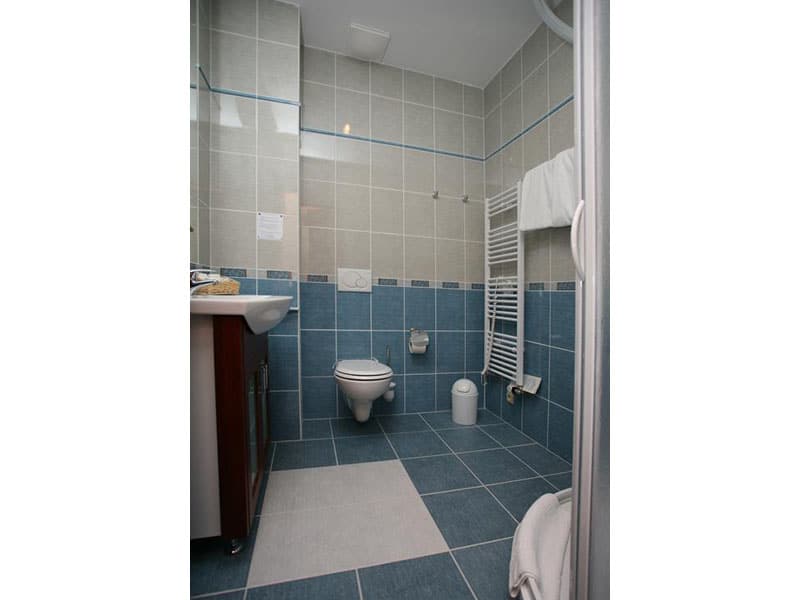 04. Koupelna-dvoulůžkový pokoj hotel Royal=Badezimmer-DZ Hotel Royal